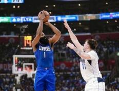 【168NBA】哈登助快船大胜独行侠，频繁点名东契奇成焦点