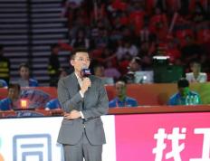 【168NBA】CBA周琦参加毕业典礼！穿学士服帅气十足，所学专业与篮球不搭边