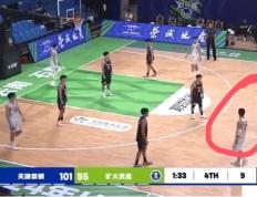 【168NBA】重磅曝光！中国篮球两大荒唐瞬间，裁判乱吹成笑柄，职业队自废武功