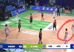 【168NBA】重磅曝光！中国篮球两大荒唐瞬间，裁判乱吹成笑柄，职业队自废武功