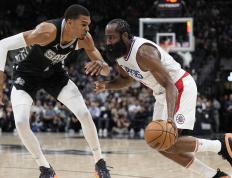 勇士送马刺11连败::NBA常规赛：快船3连胜送马刺10连败 四巨头74分文班22+15