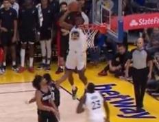 168NBA-勇士险胜开拓者，库明加上演超筐空接灌篮，王猛却把功劳给科尔