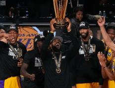 168NBA-詹姆斯笑了！湖人季中赛夺冠：AD解放，湖人防守形态彻底改变？