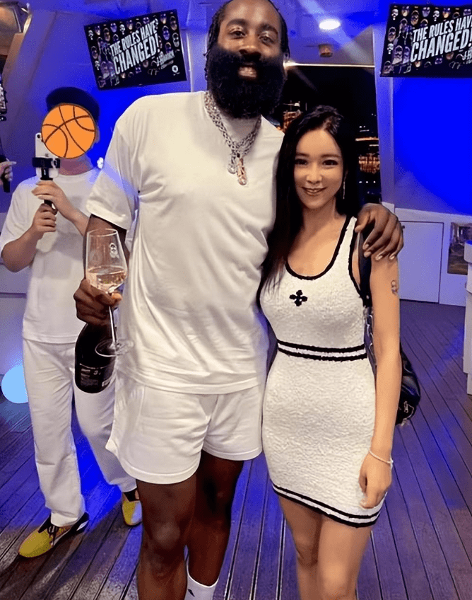 NBA球员:美女环绕！豪华派对！NBA球员哈登的中国行，充满快乐氛围