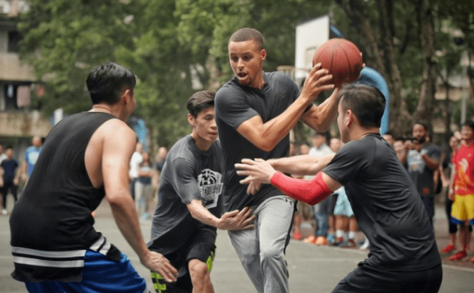 篮球NBA:去你的篮球梦！看完这6张照片 普通人会打消进NBA的念头