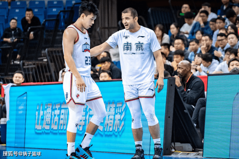 NBA:华丽劈扣+钉板大帽！小约基奇秀懵前NBA中锋 连续两双起点超姚明