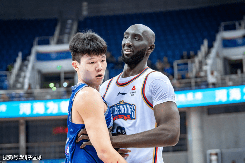 NBA:华丽劈扣+钉板大帽！小约基奇秀懵前NBA中锋 连续两双起点超姚明