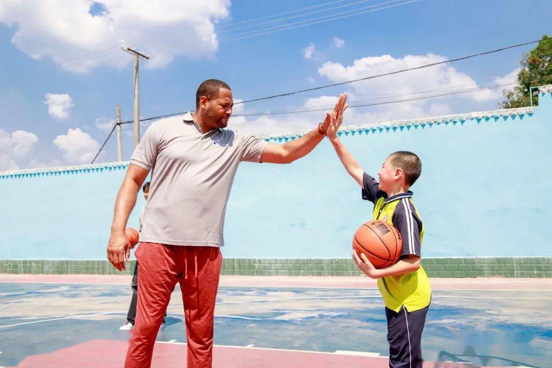 NBA:NBA传奇球星罗伯特·霍里来简阳啦！