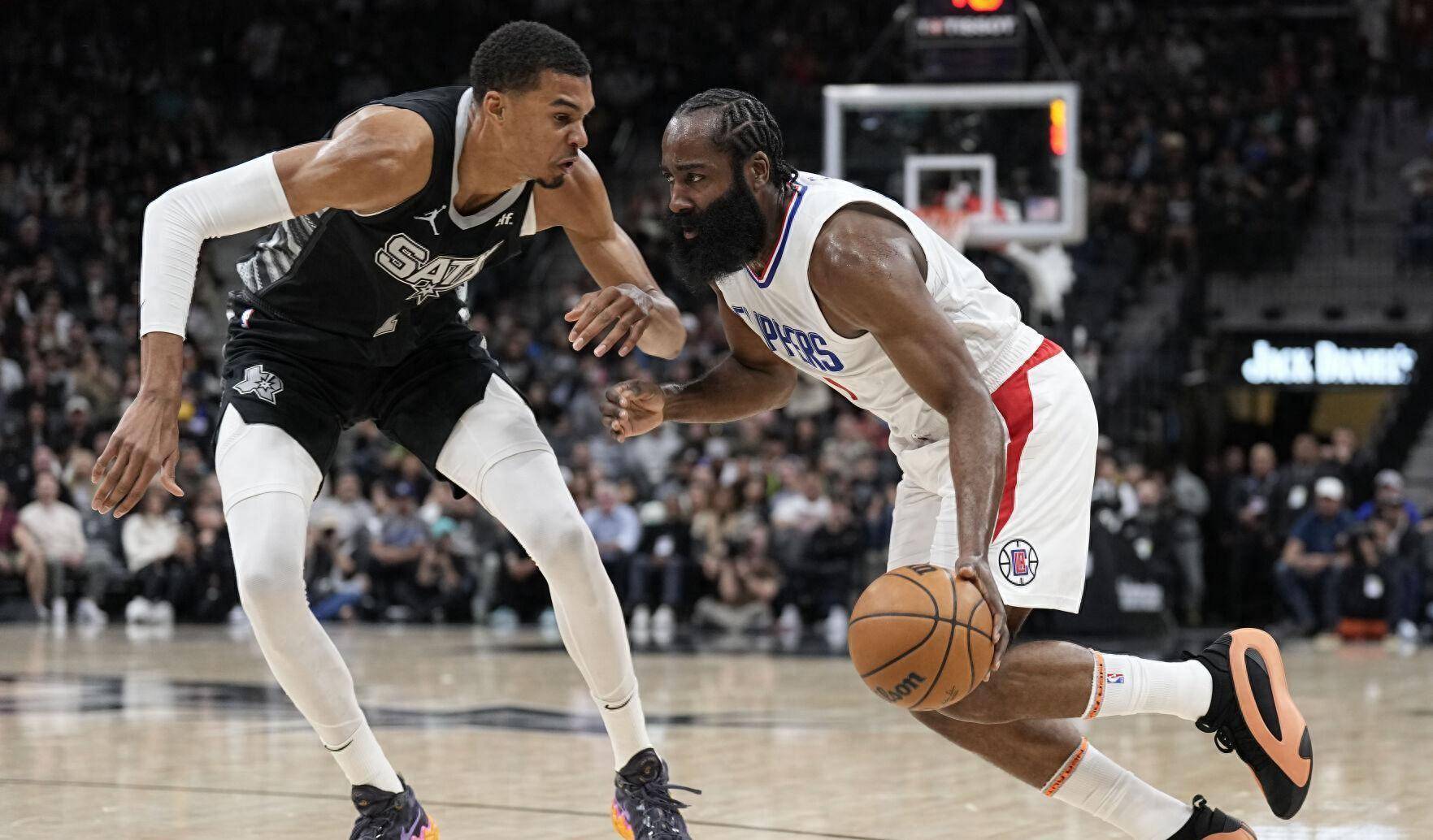 勇士送马刺11连败::NBA常规赛：快船3连胜送马刺10连败 四巨头74分文班22+15