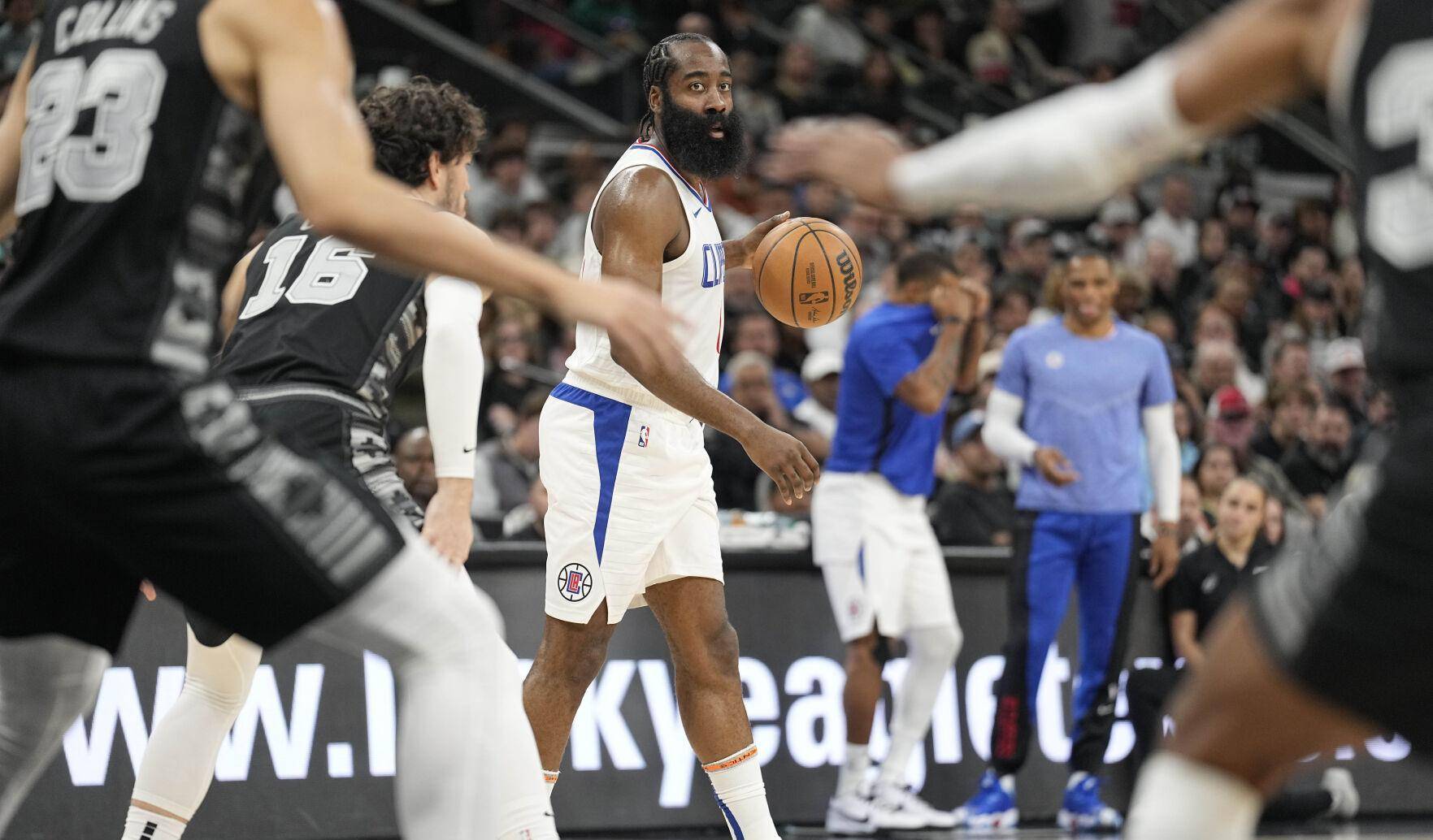 勇士送马刺11连败::NBA常规赛：快船3连胜送马刺10连败 四巨头74分文班22+15