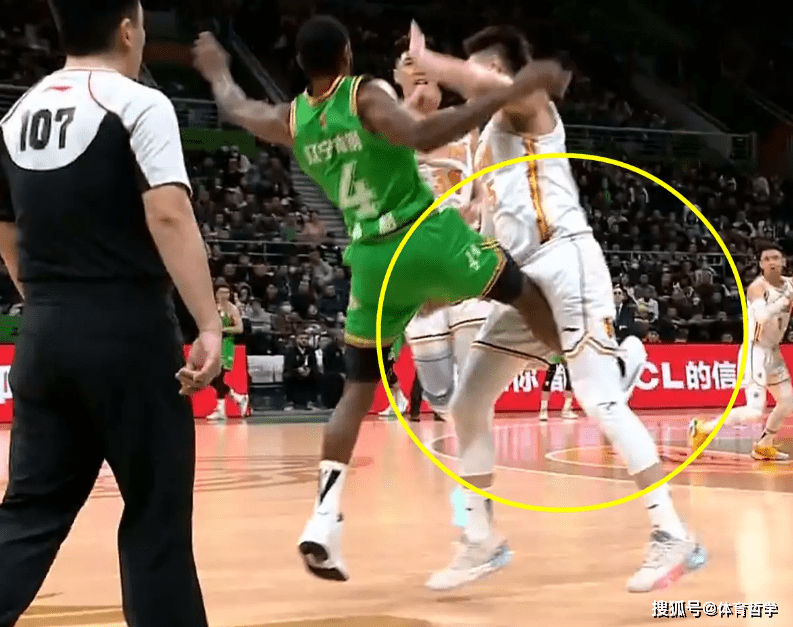 【168NBA】CBA第一“恶人”！连场比赛踢对手要害部位 球迷：滚出CBA