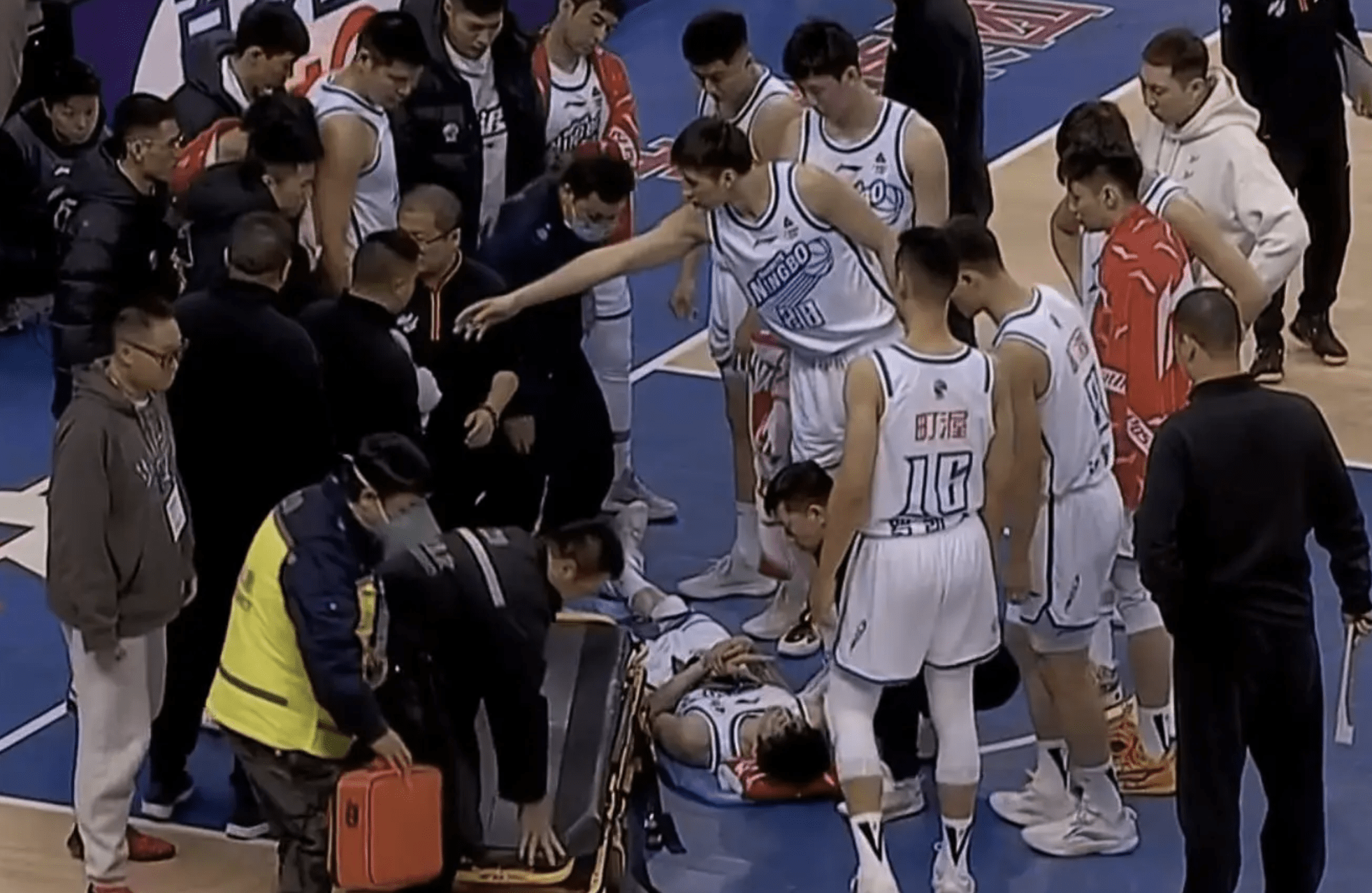 【168NBA】最阴损动作！CBA巨星铁肘猛砸对手脖子，惨叫响彻球馆，名记：有仇吗？