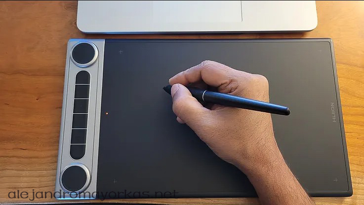 Huion Inspiroy Dial 2 Q630M 专业无线蓝牙数字绘图板评测