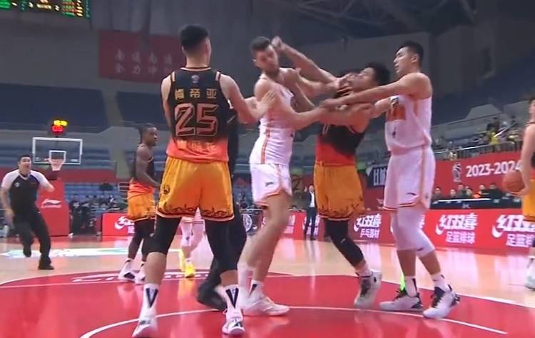 【168NBA】难逃处罚！CBA上演火爆互殴：外援挑衅打人，本土小将疯狂还手