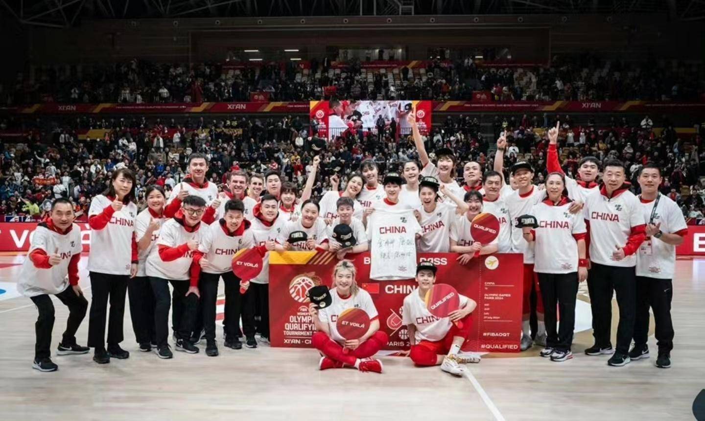 【168NBA】中国女篮更衣室内景曝光！赛后，姚明和大家走进更衣室鼓励全队