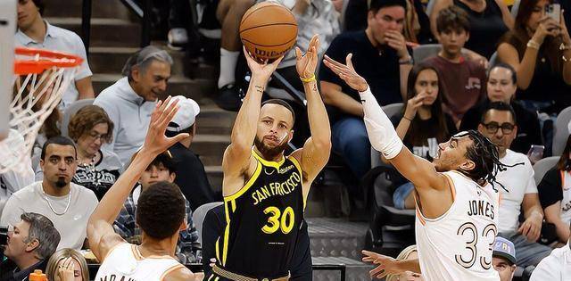 【168NBA】勇士双星库里、格林领军逆转马刺，稳坐附加赛资格