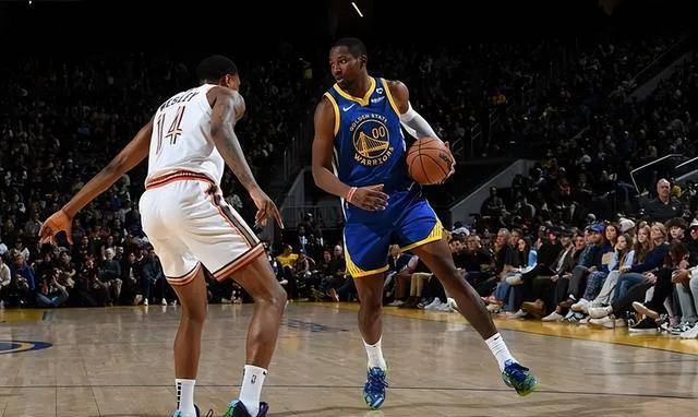 【168NBA】勇士惨败马刺，汤普森努力无用，科尔需调整球队战术