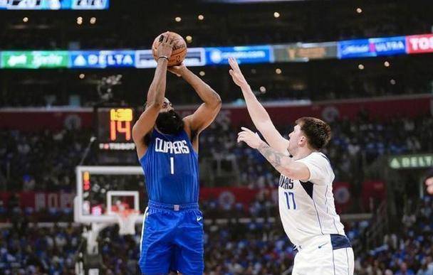 【168NBA】哈登助快船大胜独行侠，频繁点名东契奇成焦点