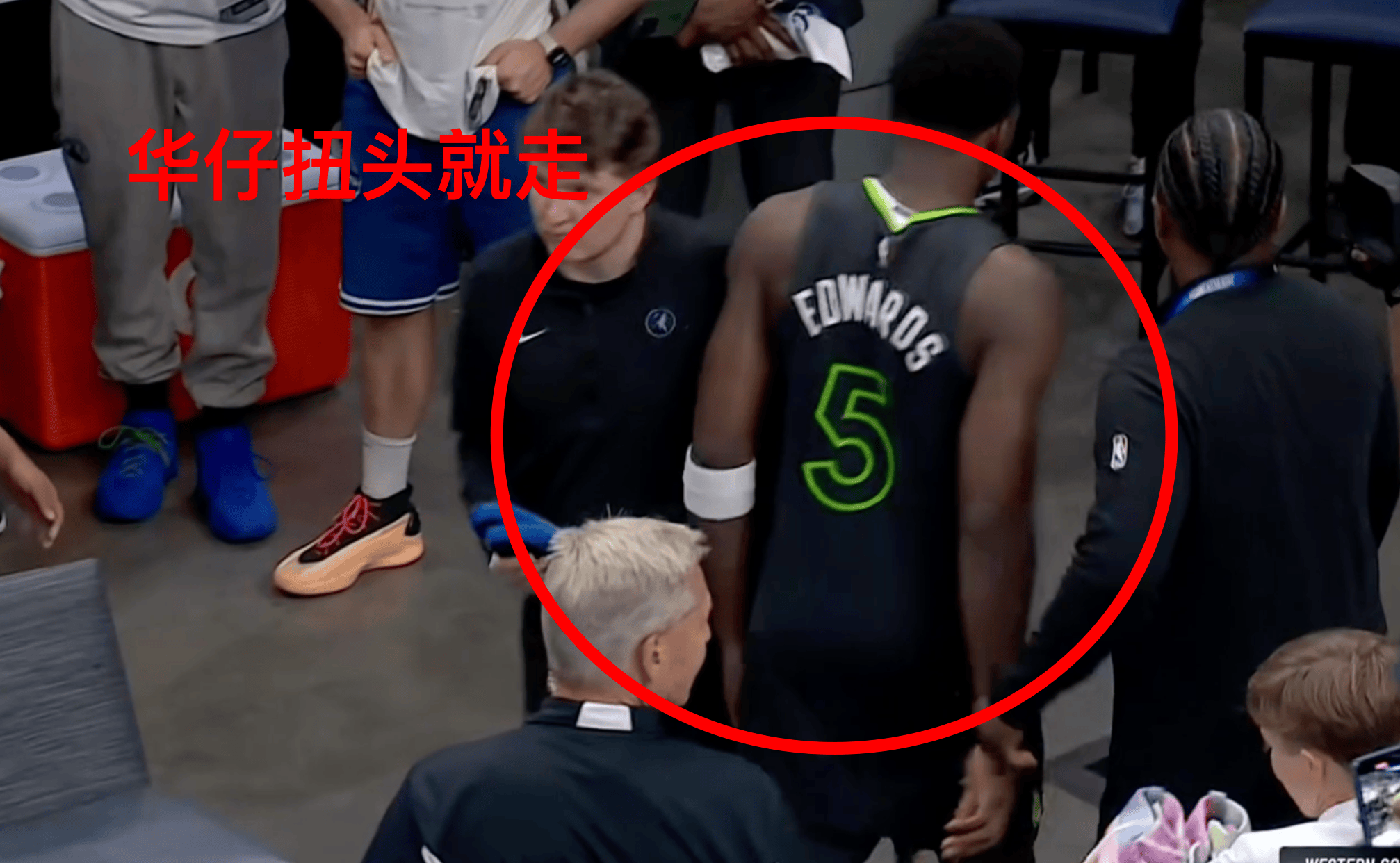 【168NBA】输球后华仔扭头就走，拒绝欧文和东契奇拥抱，李凯尔做对了