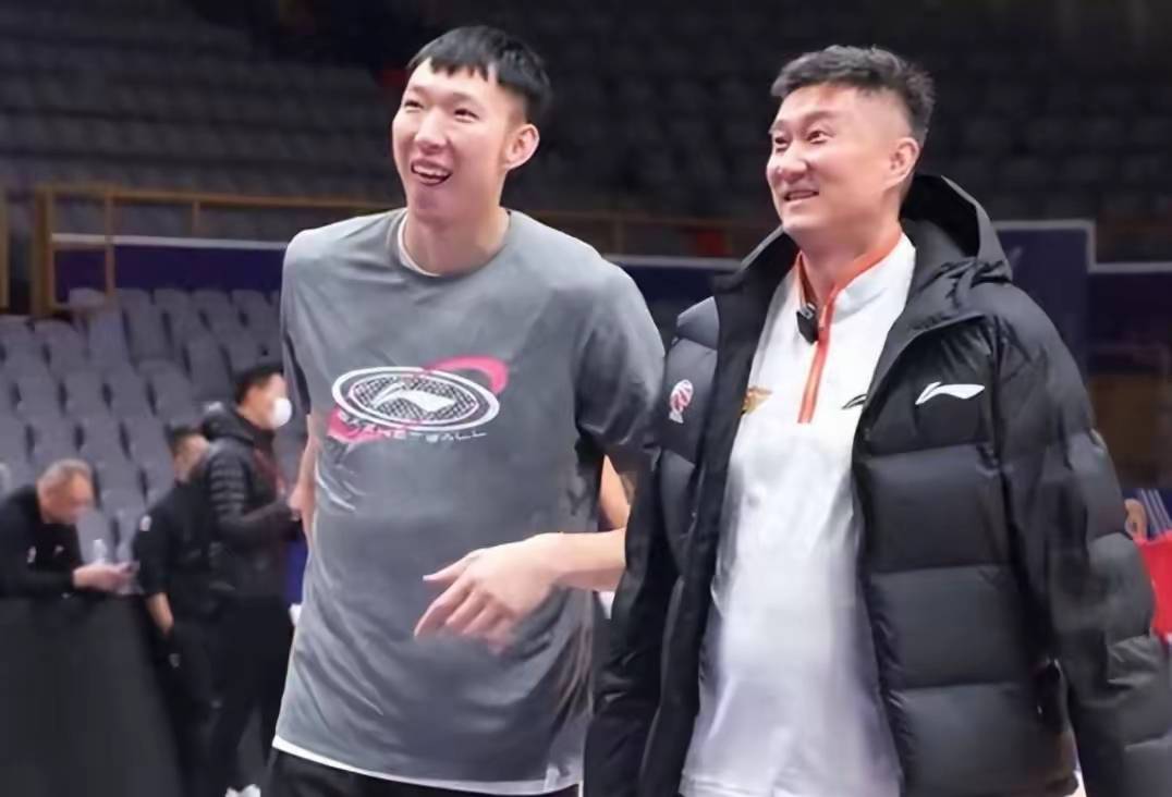 【168NBA】CBA周琦参加毕业典礼！穿学士服帅气十足，所学专业与篮球不搭边