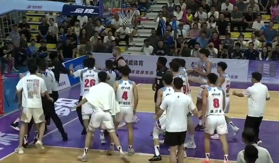 【168NBA】CBA新疆队大打出手！面对美国队很强硬 对方节节败退，跑回更衣室