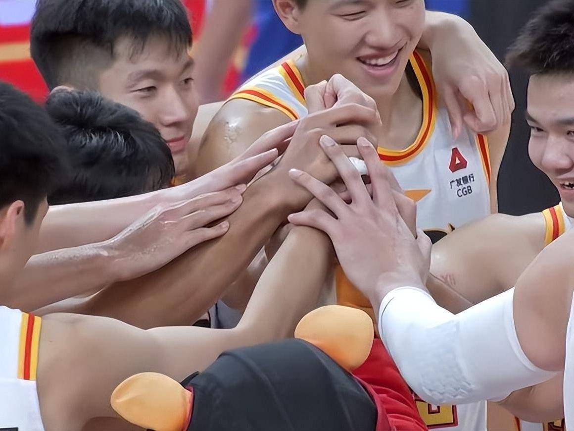 【168NBA】一鸣惊人！菜鸟教练掀翻2支CBA豪门，夺夏联冠军，球迷：强过杜锋