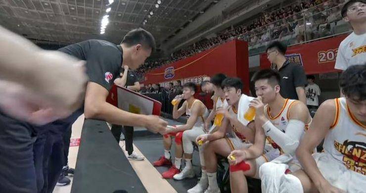 【168NBA】一鸣惊人！菜鸟教练掀翻2支CBA豪门，夺夏联冠军，球迷：强过杜锋