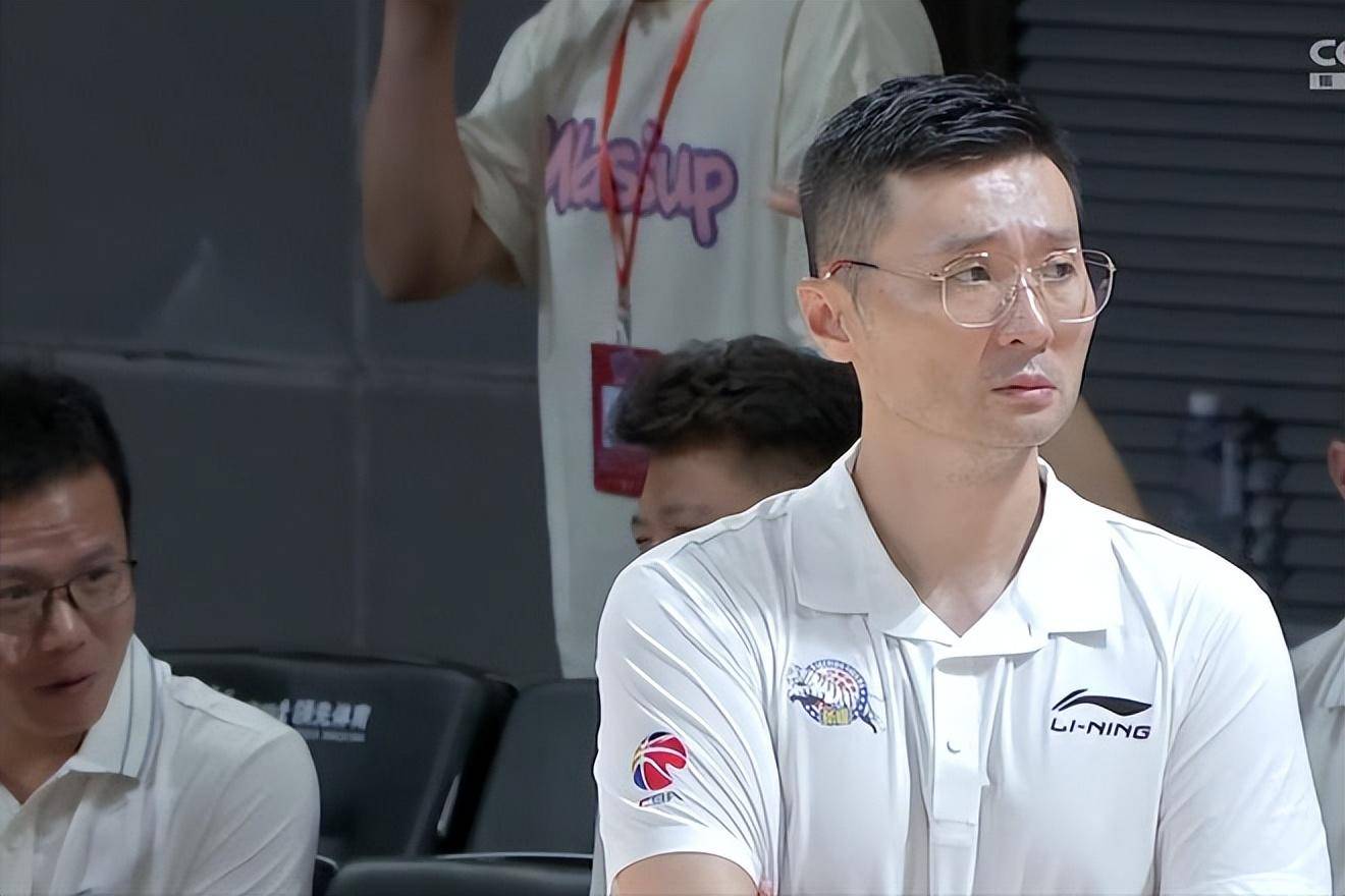 【168NBA】一鸣惊人！菜鸟教练掀翻2支CBA豪门，夺夏联冠军，球迷：强过杜锋